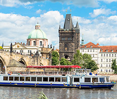 A boat bych Charles bridge